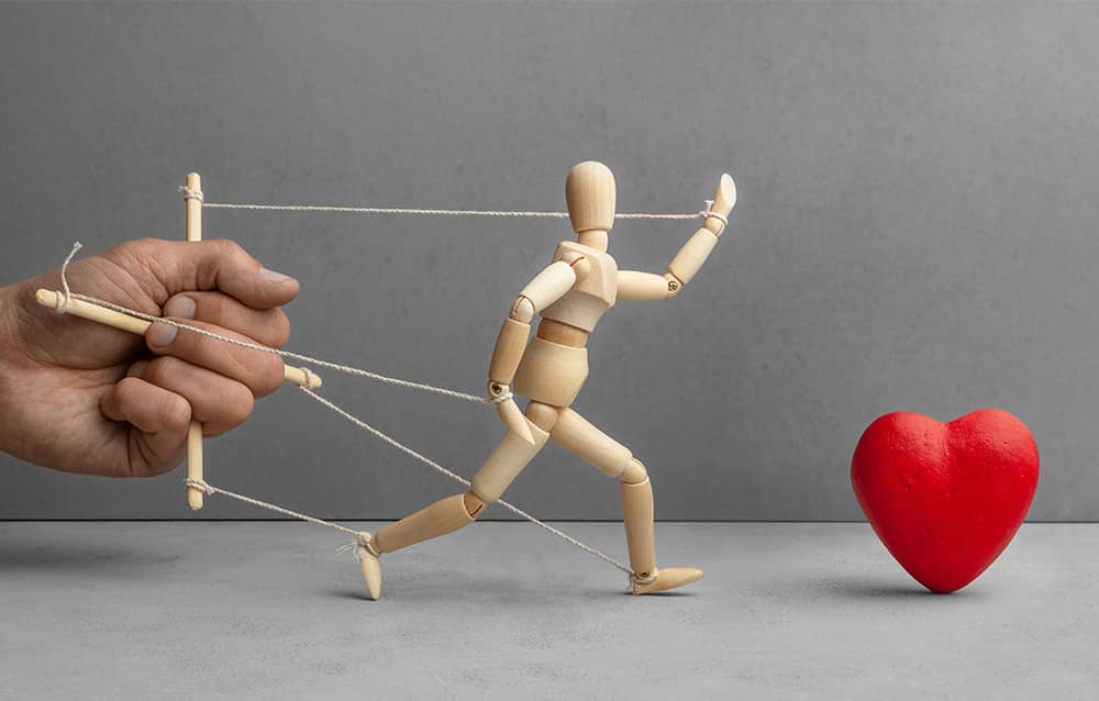 Autoestima y relaciones: el triángulo de la manipulación